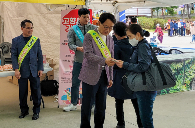 박남서 영주시장이 고향사랑기부제 홍보부스를 방문한 관광객들에게 홍보 리플릿을 전달하고 있다. 영주시 제공