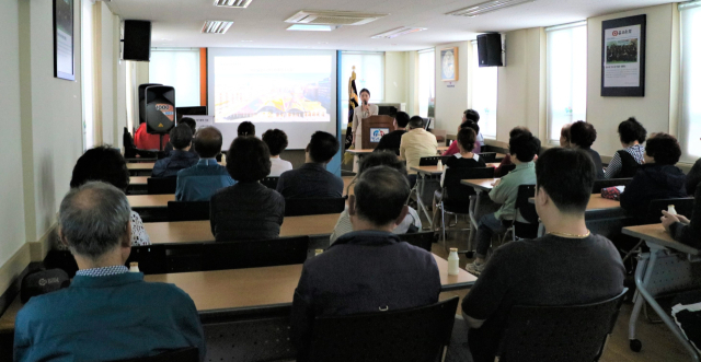 대구 신세계백화점은 11일 동구청 관할시장 지역상생 활성화 차원에서 동서시장 상가연합회교육실에서 백화점 서비스강사가 상인들을 대상으로 서비스 마인드 향상을 위한 교육과현재 전통시장의 모습과 전통시장의 기본 CS 교육을 실시했다. 대구 신세계백화점 제공