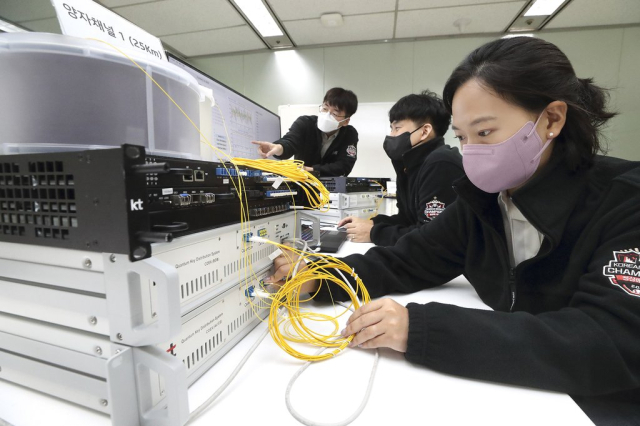 양자 채널 일원화 장비 시스템을 모니터링하는 KT 융합기술원 연구원들. KT 제공.