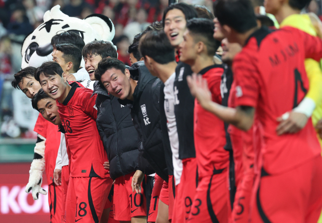 13일 서울 마포구 서울월드컵경기장에서 열린 축구대표팀 평가전 한국과 튀니지의 경기. 4대 0으로 승리한 태극전사들이 붉은 악마 응원단에게 인사하고 있다. 연합뉴스