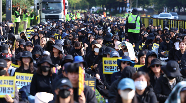 14일 오후 서울 여의도 국회 앞이 공교육정상화 입법촉구 집회에 참가한 교사들로 가득하다. 지난달 21일 