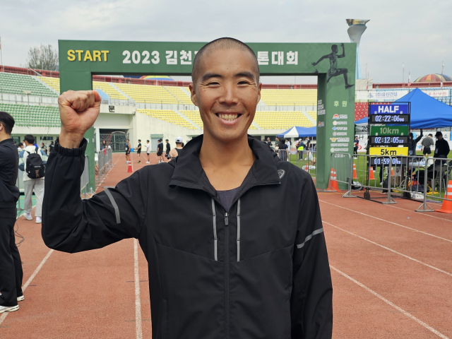 2023 김천전국마라톤대회 하프코스 남자부 1위 서무영씨. 조규덕 기자