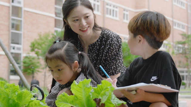 경북교육청은 질문이 넘치는 학교 운영을 위해 학생들이 수업과 연계해 탐구할 수 있는 환경을 제공하고자 노력 중이다. 사진은 경북지역 한 학교에서 교사가 학생들과 함께 자연 관찰을 하며 논의하는 모습. 경북교육청 제공