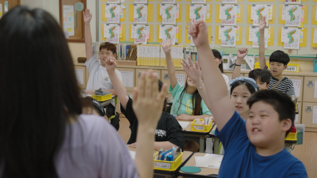 경북교육청은 질문이 넘치는 교실을 운영해 학생들이 자신감 있게 질문하고 문제를 탐구할 수 있는 환경을 조성하고자 노력하고 있다. 사진은 학생들이 교실에서 질문하고자 손을 드는 모습. 경북교육청 제공