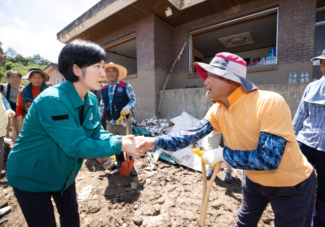 한화진 환경부 장관이 지난 7월 19일 호우로 피해를 본 경북 예천군 한 마을을 방문하여 주민들을 위로하고 있다. 연합뉴스