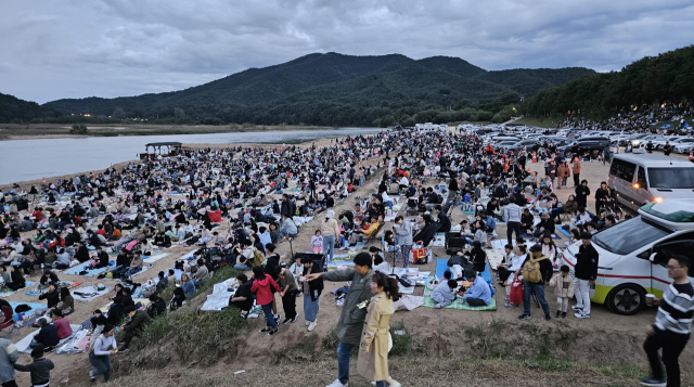 지난 7일 하회마을 선유줄불놀이 시연에는 관광객 4만여명이 몰려 불꽃 향연에 매료됐다. 매일신문 D/B