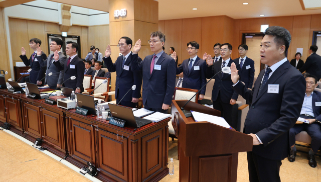 16일 한국은행 대구경북본부에서 열린 국회 기획재정위원회의 한국은행 대구경북본부, 한국은행 포항본부, 대구지방국세청, 대구본부세관, 대구조달청, 동북지방통계청에 대한 국정감사에서 윤종건(오른쪽) 대구지방국세청장이 선서하고 있다. 김영진 기자 kyjmaeil@imaeil.com