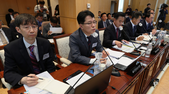 16일 한국은행 대구경북본부에서 열린 국회 기획재정위원회의 한국은행 대구경북본부, 한국은행 포항본부, 대구지방국세청, 대구본부세관, 대구조달청, 동북지방통계청에 대한 국정감사에서 권태용(왼쪽 두번째) 한국은행 대구경북본부 본부장이 질의에 답변하고 있다. 김영진 기자 kyjmaeil@imaeil.com