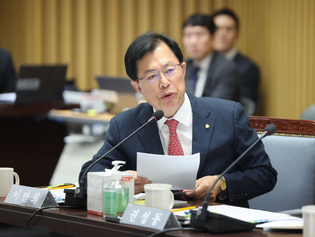 국민의힘 이만희 의원이 16일 서울 시청에서 열린 서울시청에 대한 국회 행정안전위원회 국정감사에서 질의를 하고 있다. 연합뉴스