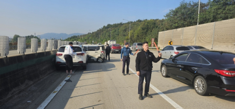 축제 경비근무 가던 경북경찰 기동대, 고속도로 교통사고 부상자 구조