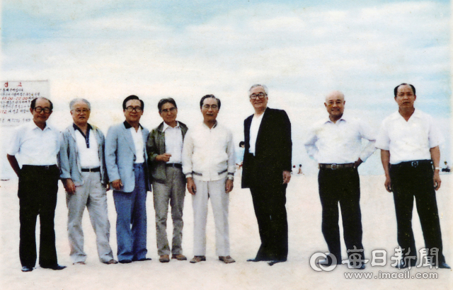 1983년 7월 25일 독도수비대 창설 30주년 기념식 참석을 위해 묵호항을 출발하기에 앞서 망상해변에서 기념촬영한 국정자문위원들. 사진= 홍순벽 씨(맨 오른쪽) 제공