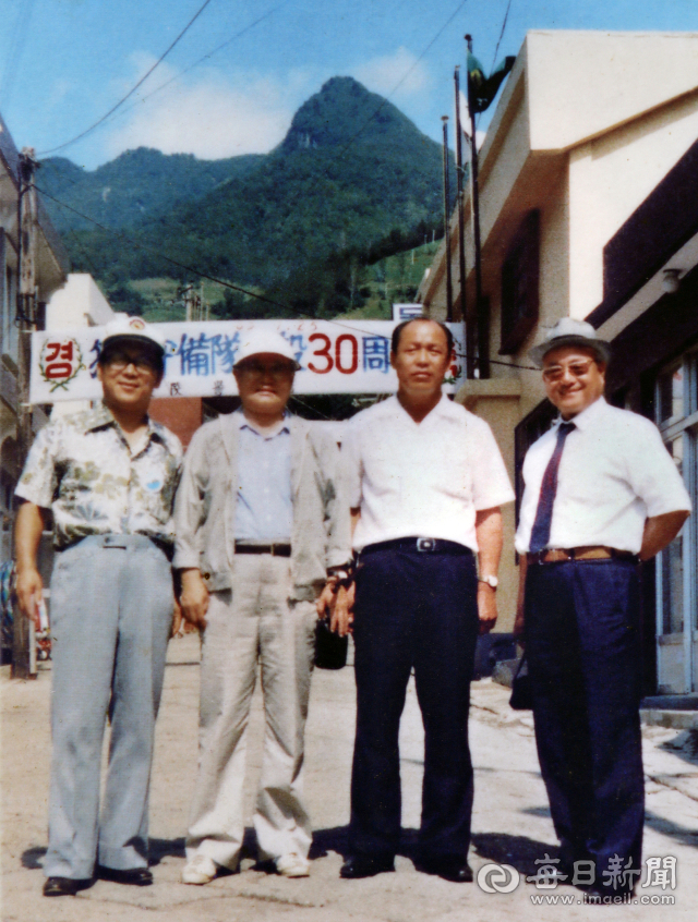 1983년 7월 25일 울릉도에서 열린 독도수비대 창설 30주년 기념식 참석 후 기념촬영한 국정자문위원들. 사진= 홍순벽 씨(오른쪽에서 두 번째) 제공