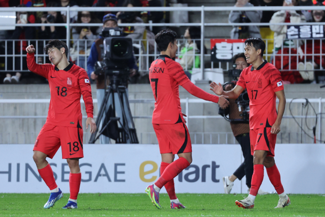 17일 경기도 수원월드컵경기장에서 열린 축구대표팀 한국과 베트남의 친선경기. 한국 정우영이 골을 넣은 뒤 이강인, 손흥민과 기뻐하고 있다. 연합뉴스