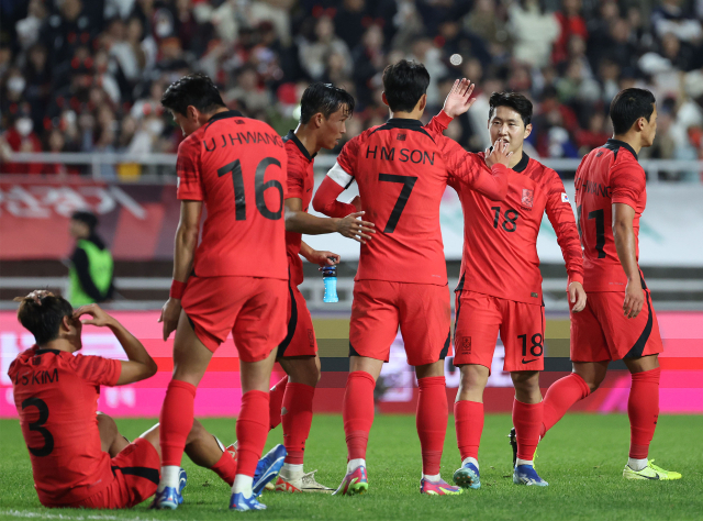 17일 경기도 수원월드컵경기장에서 열린 축구대표팀 한국과 베트남의 친선경기. 6대0으로 이긴 한국 대표팀 선수들이 기뻐하고 있다. 연합뉴스