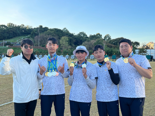 안동대학교 양궁 선수단이 메달을 획득한 후 포즈를 취하고 있다. 경북도체육회 제공.