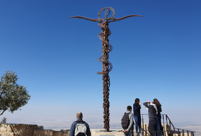 네보산 구리 불뱀. 예수그리스도를 상징하는 십자가 형상으로 만들었다. 신구약의 융합.