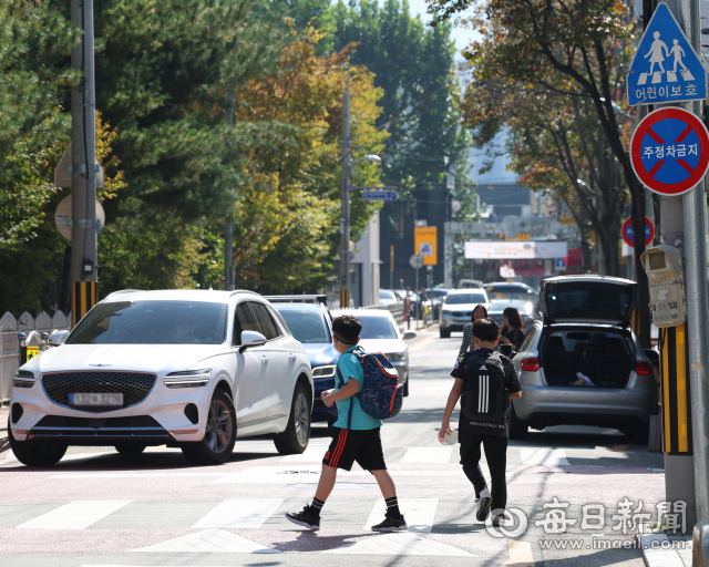 대구 중구 삼덕초등학교 인근 어린이보호구역을 오가는 차량과 길을 건너는 아이들 모습. 매일신문DB