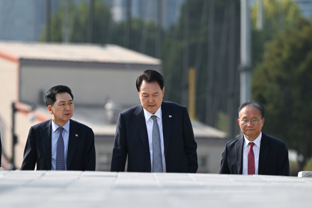 윤석열 대통령이 18일 서울 용산 대통령실 청사에서 국민의힘 김기현 대표, 윤재옥 원내대표, 유의동 정책위의장, 이만희 사무총장 등 당 지도부와 오찬 회동을 마친 뒤 용산어린이정원을 산책하고 있다. 연합뉴스