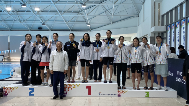 여자 수영 일반부 혼계영 400m에서 우승을 차지한 경북선수단이 포즈를 취하고 있다. 경북도체육회 제공