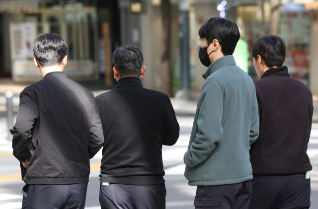 낮과 밤의 기온 차가 10~15도로 예상돼 쌀쌀한 가을 날씨를 보인 16일 오전 서울 종로구 세종대로 사거리에서 시민들이 횡단보도를 건너기 위해 기다리고 있다. 연합뉴스