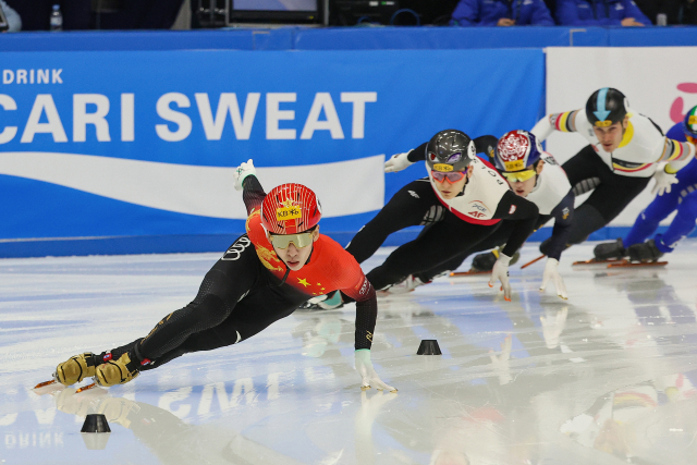 2023 국제빙상경기연맹(ISU) 쇼트트랙 세계선수권대회 남자 500m 준결승에서 중국 대표팀 린샤오쥔이 선두를 지키며 질주하고 있다. 연합뉴스