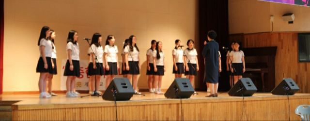 경주 계림중학교 안금희 교사와 합창부 학생들이 무대에서 공연을 하고 있다. 경북교육청 제공