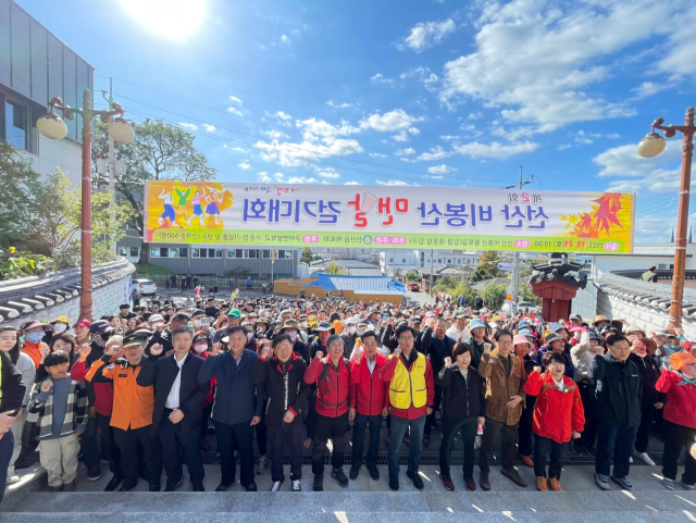 경북 구미시 선산읍은 지난 21일 비봉산 황토 산책길에서 