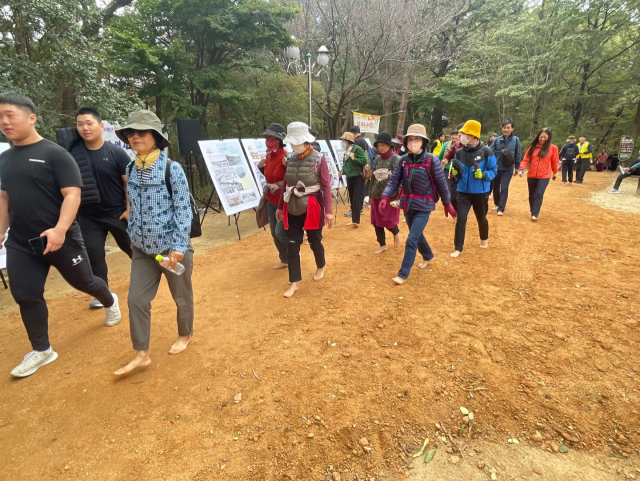 지난 21일 비봉산 황토 산책길에서 