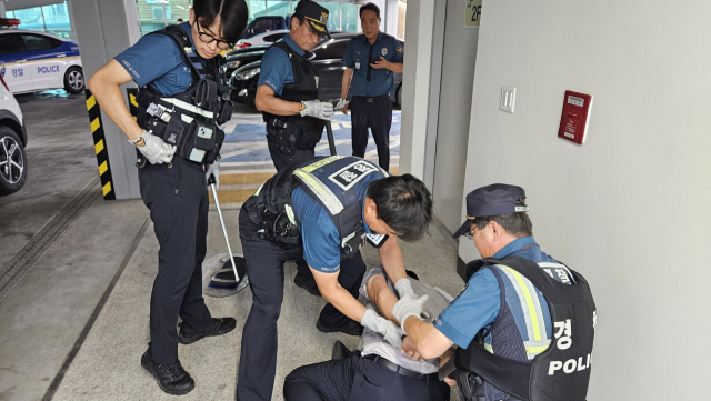 군위경찰서가 군위전통시장 일원에서 흉기난동 범죄 모의 대응훈련을실시하고 있다. 군위경찰서 제공