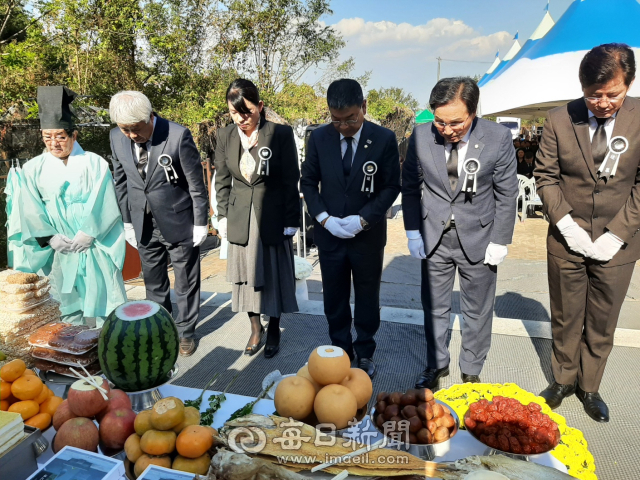 23일 열린 경산코발트광산 민간인 희생자 제73주기 제24회 합동위령제에서 단체장들이 헌화를 한 후 묵념을 하고 있다. 오른쪽부터 이강학 경산부시장, 전봉근 경산시의회 행정사회위원장,양재영 더불어민주당 경산지역위원장, 이옥남 진실화해위원회 상임위원, 김복영 한국전쟁 전후 민간인 희생자 전국유족회장, 나정태 경산유족회 이사장. 김진만 기자