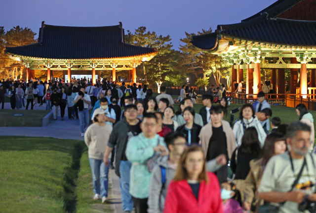 관광객으로 가득 찬 경주 동궁과월지 모습. 경주시 제공