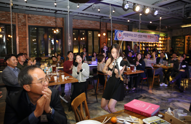 23일 열린 매일탑리더스아카데미 신입생 환영식에서 마리씨가 전자바이올린을 연주하고 있다. 사진작사 임경희 제공.