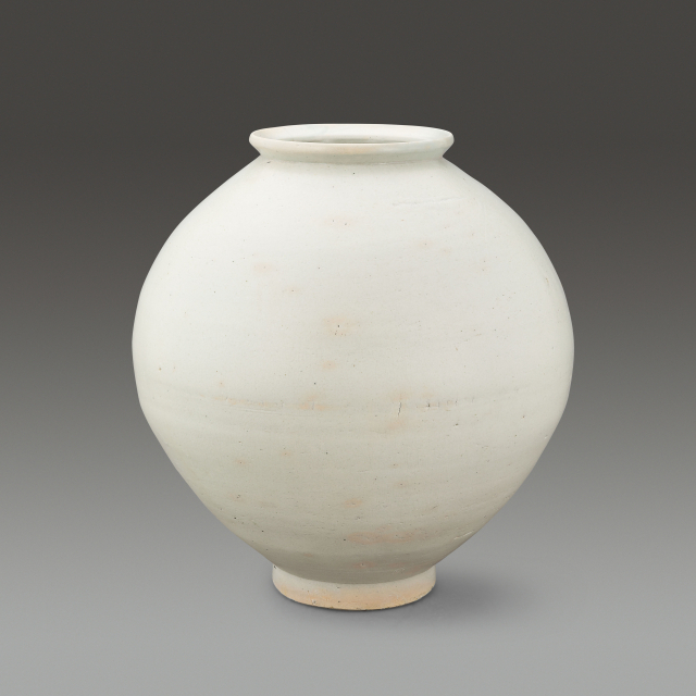 백자대호, 42.3×47.5cm(h), Joseon Period. 서울옥션 제공