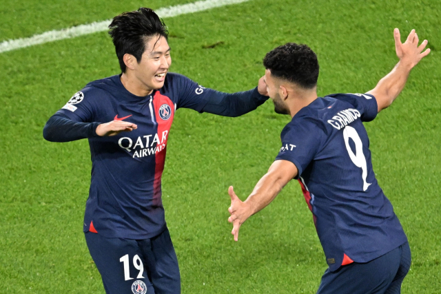 26일(한국시간) 프랑스 파리의 파르크 데 프랭스에서 열린 파리 생제르맹(PSG·프랑스)과 AC밀란(이탈리아)의 2023-2024시즌 유럽축구연맹(UEFA) 챔피언스리그(UCL) 조별리그. 데뷔골 넣고 동료와 기쁨 나누는 이강인. AFP=연합뉴스