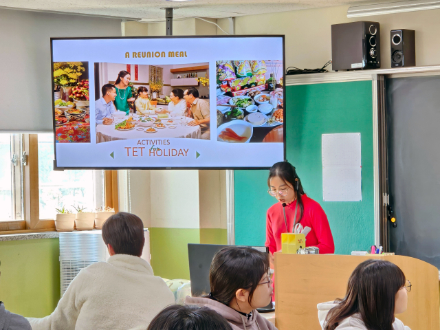 안동 풍천중학교를 방문한 베트남 딴띤중학교 교사가 한국 학생들을 대상으로 베트남 미술 교육을 진행하고 있다. 수업은 베트남 교사가 영어로 진행했고, 학생들의 이해를 돕고자 통역사와 함께 수업이 이뤄졌다. 김영진 기자