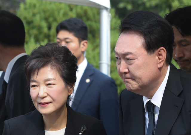 윤석열 대통령(오른쪽)과 박근혜 전 대통령. 연합뉴스