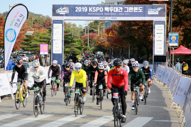 4년전 열린 그란폰도 대회에 참가한 선수들이 출발 신호에 맞춰 힘차게 달려나가고 있다. 영주시 제공