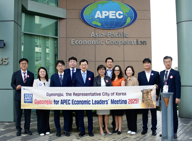 주낙영 경주시장 일행과 레베카 파티마 스타 마리아 APEC 사무총장을 비롯한 APEC 사무국 관계자들이 함께 기념촬영을 하고 있다. 경주시 제공