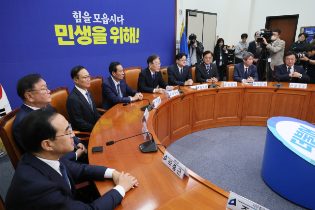 더불어민주당 이재명 대표가 26일 국회에서 열린 전·현직 원내대표 간담회에서 발언하고 있다. 연합뉴스