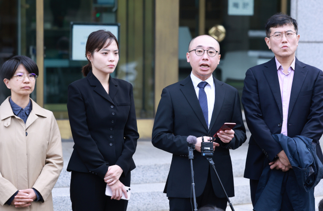 민주사회를위한변호사모임 한가람 변호사(오른쪽 두 번째)가 26일 서울 종로구 헌법재판소 대심판정 앞에서 헌법재판소의 군형법 92조의6에 대한 위헌법률심판 사건 선고 뒤 입장을 밝히고 있다. 연합뉴스