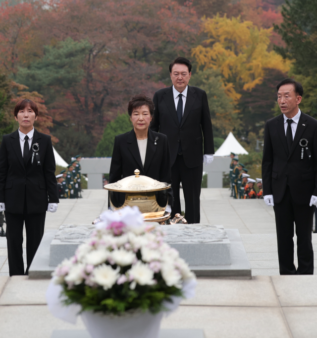 박근혜 전 대통령이 26일 서울 동작구 국립서울현충원 박정희 전 대통령 묘역에서 박 전 대통령 서거 제44주기 추도식을 마치고 윤석열 대통령과 함께 묘소를 참배하고 있다. 대통령실 제공