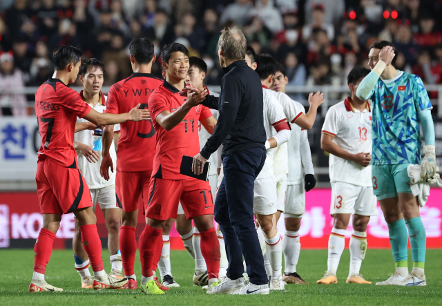 지난 17일 경기도 수원월드컵경기장에서 열린 축구대표팀 한국과 베트남의 친선경기. 6대0으로 이긴 위르겐 클린스만 감독 한국 대표팀 감독이 선수들에게 인사를 건네고 있다. 연합뉴스