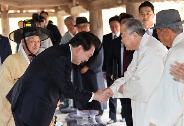 윤석열 대통령이 27일 오후 경북 안동 병산서원에서 열린 유림간담회에 입장하며 참석자들과 인사하고 있다. 연합뉴스