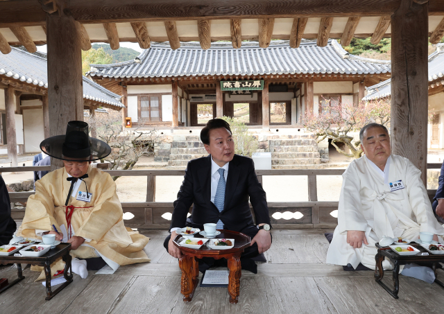 윤석열 대통령이 27일 오후 경북 안동 병산서원에서 열린 유림간담회에서 발언하고 있다. 연합뉴스