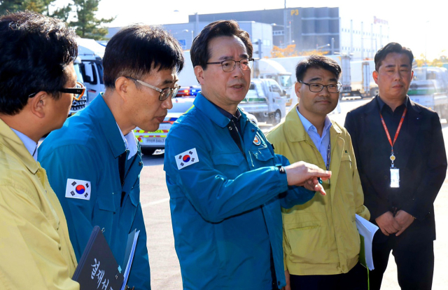 농림축산식품부는 정황근 장관이 28일 인천국제공항 화물터미널 자유무역지역을 찾아 수입된 럼피스킨병 백신 통관과 배분, 운송 상황을 점검했다고 밝혔다. 연합뉴스