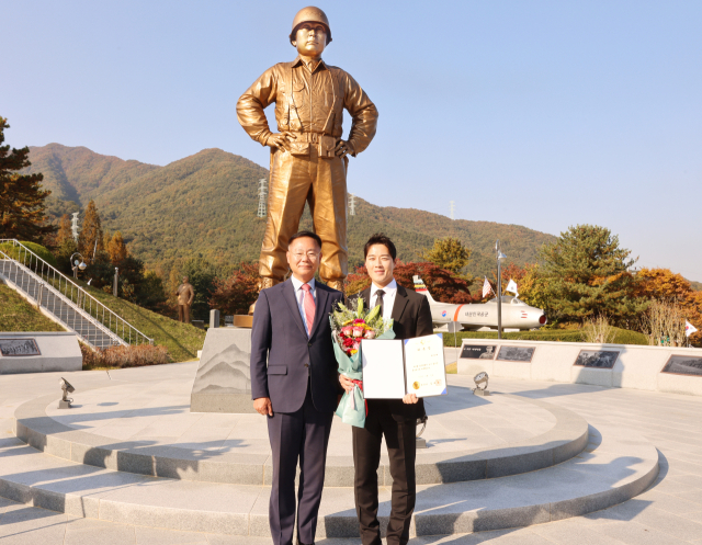 경북 칠곡군 홍보대사로 위촉된 최영재씨(사진 오른쪽). 칠곡군 제공