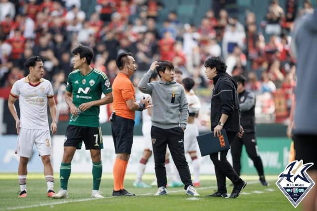 주심이 선수교체와 관련해 포항 코칭스태프와 대화하고 있다. 한국프로축구연맹 제공