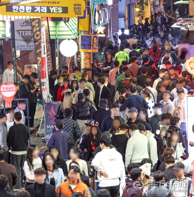 핼러윈데이 주말을 맞은 28일 밤 대구 중구 동성로 클럽골목이 시민들로 붐비고 있다. 안성완 기자 asw0727@imaeil.com