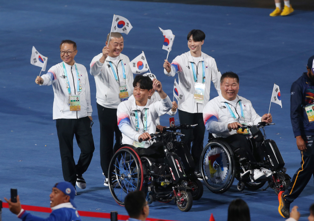 28일 항저우 올림픽 스포츠센터 스타디움에서 열린 2022 항저우 장애인아시아경기대 회 폐막식에서 한국선수단이 입장하고 있다. 연합뉴스