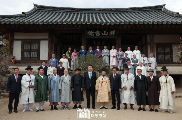 한국정신문화의 수도 안동에 대한민국 정치 리더들이 잇따라 방문하면서, 바이오와 관광산업을 기반으로 한 안동의 새로운 변화에도 관심이 모이고 있다. 대통령실 제공